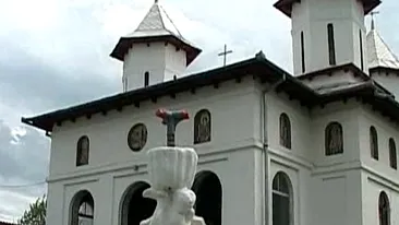 Caz incredibil la o biserica din Vrancea! Preotul satului este violent cu enoriasele: Mi-a dat cu crucea si cu Evanghelia in cap