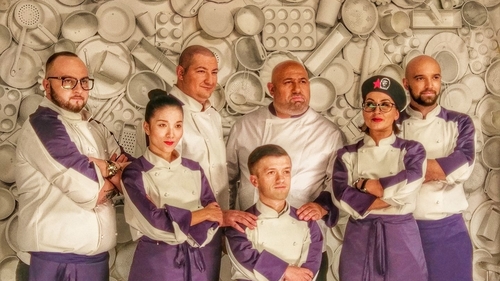 Familia ”Chefi la cuţite” s-a mărit! Îndrăgitul bucătar a devenit tătic: ”S-a născut micuţa mea prinţesă, EVA!”