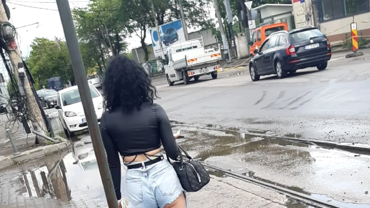 Imagini incredibile. Cum a apărut îmbrăcată o adolescentă, într-o stație de autobuz din București - Un pensionar a privit-o cu dispreț minute în șir. FOTO