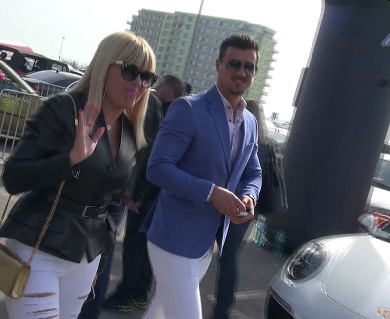 Elena este bine dispusă şi transmite un salut