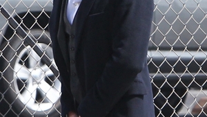 Hugh Jackman, surprins intr-un moment intim. Ce credeti ca face celebrul actor aici?