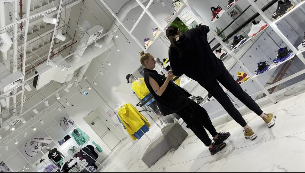 Ilona Brezoianu a ajuns la Mall Băneasa, pentru a-și cumpăra adidași (Foto: CANCAN.RO)