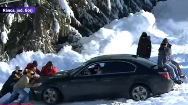 Imaginile zilei | Cum au încercat 9 tineri să scoată un BMW din zăpadă, la Rânca
