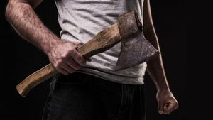 Un bărbat i-a distrus mașina fostei concubine cu o toporișcă. În ce stadiu a ajuns mașina femeii?