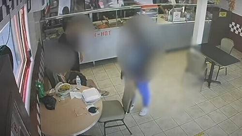 O adolescentă și-a abandonat bebelușul în brațele unei cliente dintr-un restaurant, iar apoi a fugit