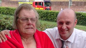 Un român, erou în Marea Britanie! Taximetristul Cristian Dumitrescu a salvat un bătrân de la moarte dintr-o casă în flăcări