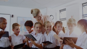 Profesorii, înlocuiți de inteligența artificială în școli! Cum se desfășoară cursurile la colegiile cu AI