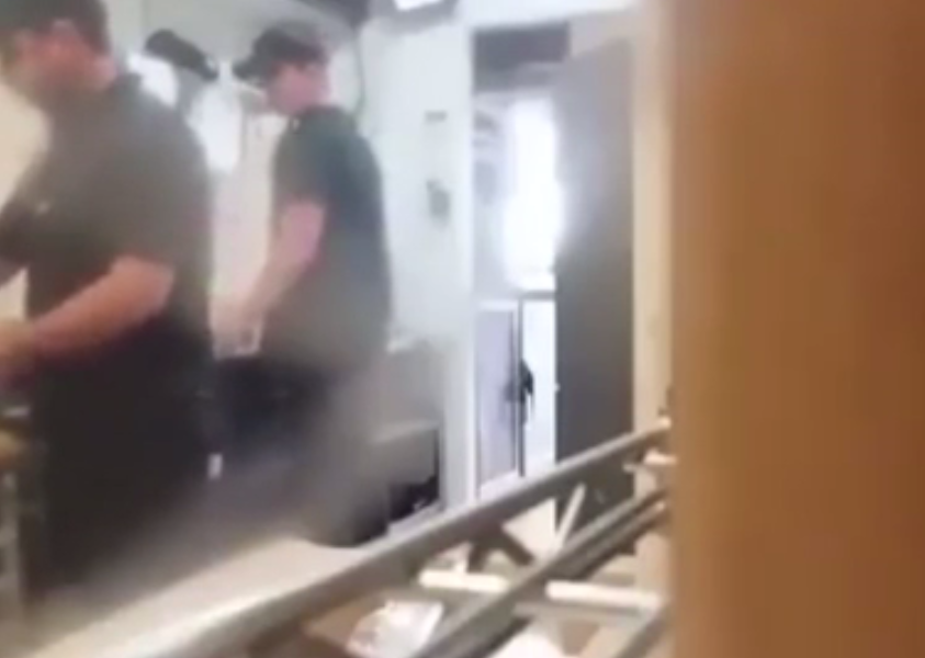 A luat pâine din gunoi şi le-o servea clienţilor! Imaginile sunt scandaloase şi au ajuns virale. Totul s-a întâmplat într-un cunoscut restaurant
