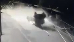 "Cascadorie" nemaivăzută pe o stradă din Craiova. Un șofer a scăpat ca prin minune dintr-un accident înfiorător - VIDEO IREAL