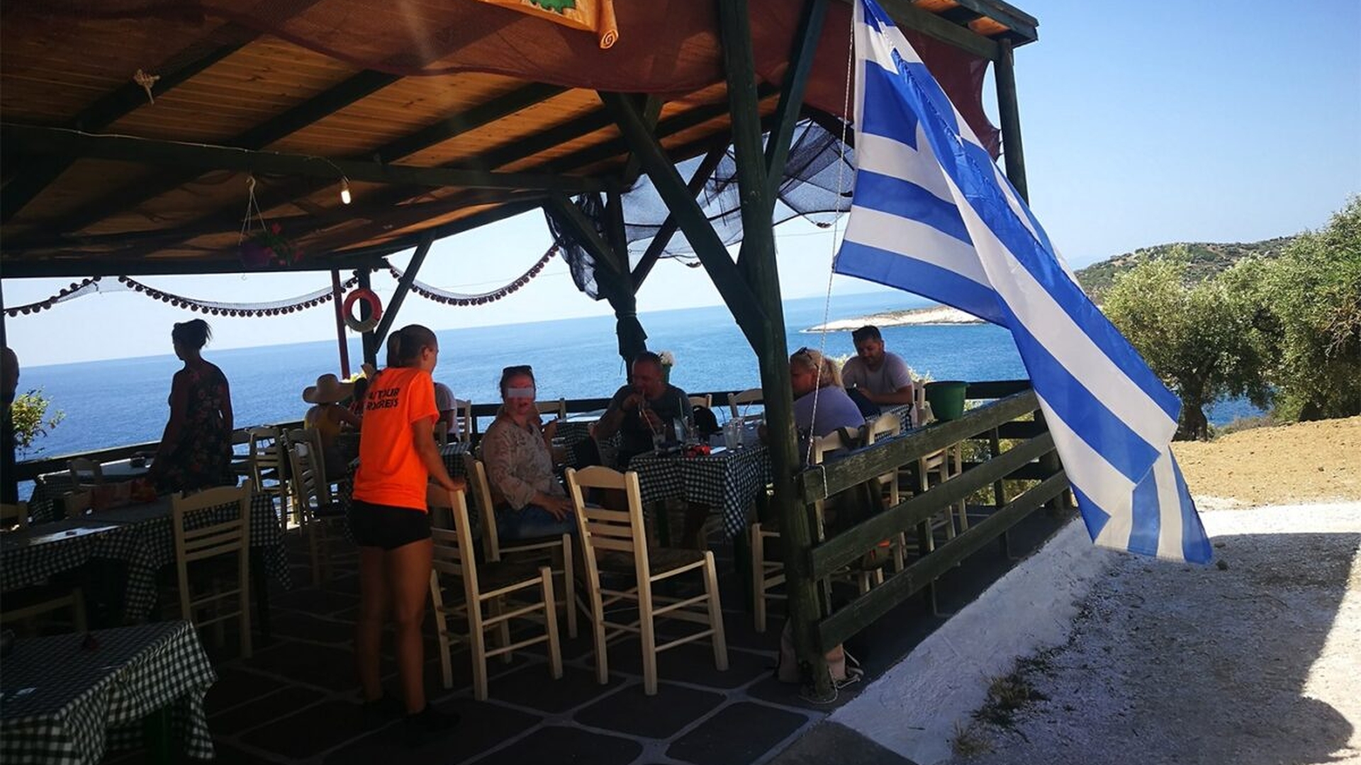 Un turist român a luat prânzul într-un restaurant din Grecia. Ce a primit "din partea casei", la final, și cum a reacționat
