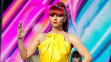 Giulia Anghelescu, fotografie ciudata pe o retea de socializare! Uite ce imagine a surprins cantareata la coafor