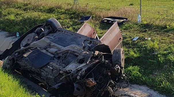 Accident înfiorător pe A1, după ce o mașină s-a răsturnat! Un om a murit pe loc, iar alți patru au fost preluați cu elicopterul SMURD