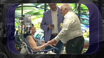 După 15 ani de iubire, s-au căsătorit în spital cu doar câteva zile înainte de operația pe creier a miresei