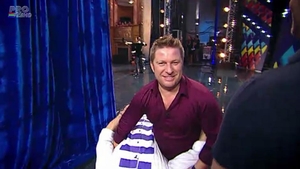Lui Pavel Bartos i s-au rupt pantalonii in fund la "Romanii au talent"! Reactia lui Smiley este de milioane