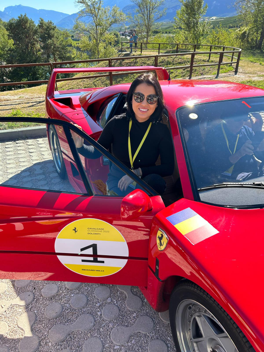 Piero și Romina participă cu un Ferrari de 4 milioane de dolari! Steagul României, la Dolomiti! 100 dintre cei mai bogați afaceriști ai lumii se bat în mașini de colecție