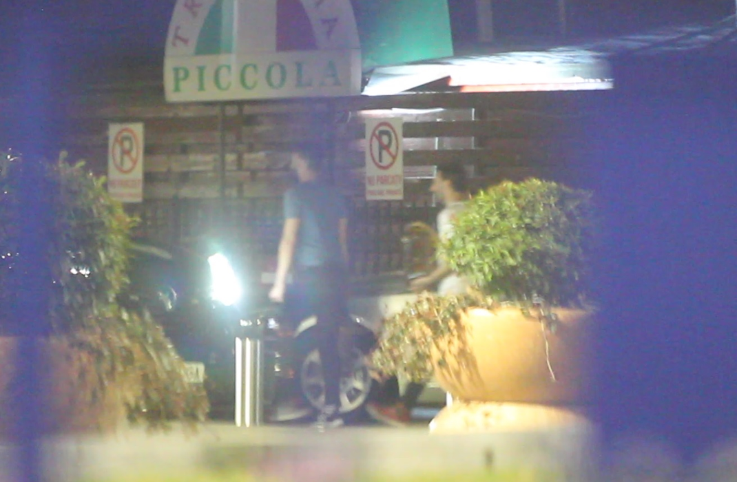 Angajații localului au cărat sticlele de vin la portbagaj