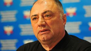 Aroganță de campanie electorală la Craiova. Antonie Solomon, primarul cu 7 partide, și-a parcat mașina în interiorul unui parc monument istoric. FOTO