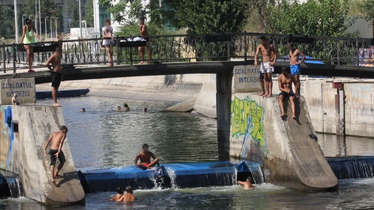 Ce se intampla cand afara sunt peste 40 de grade Celsius si nu ai bani sa mergi la strand? Mai multi bucuresteni au gasit solutia!