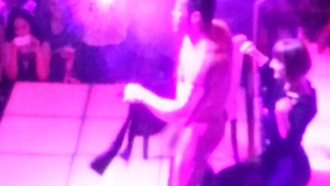 Ea este femeia care s-a bucurat de dotarile XXL ale stripper-ului "tripod"! Blonda l-a agatat in club si l-a condus la hotel!