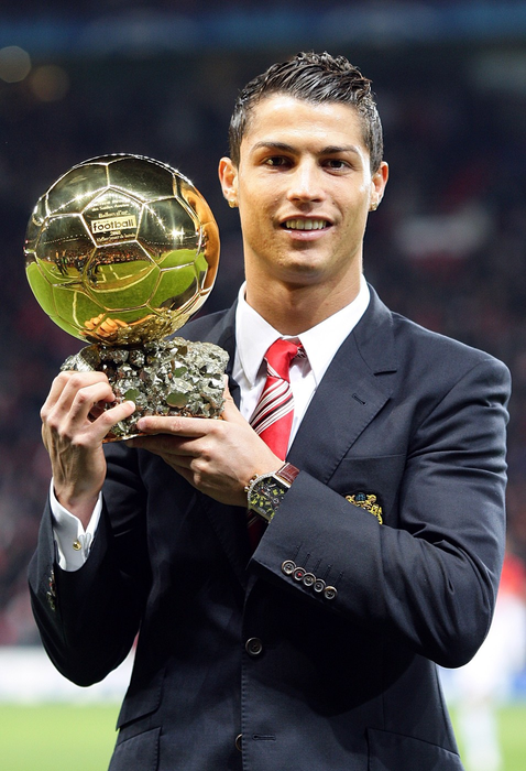 Cristiano Ronaldo cu Balonul de aur, sursa-profimedia.ro