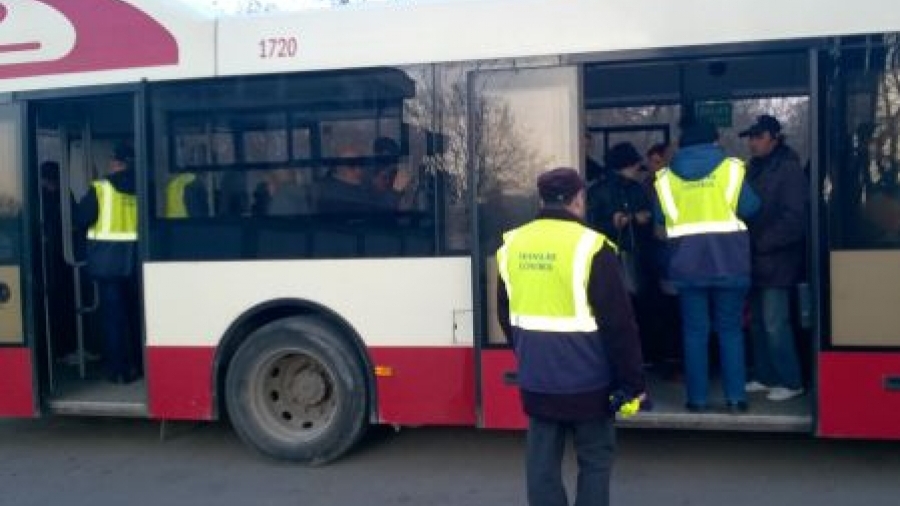 O bătrână a fost umilită de controlor în autobuz, după ce a scăpat banii: ”Vezi că faci mizerie!” Reacția călătorilor și a conducerii RATBV