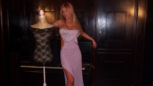 Si-a marit bustul si isi face numai haine la comanda! Cat de sexy a pozat Simona Sensual, cu sanii dezgoliti si sfarcul la vedere