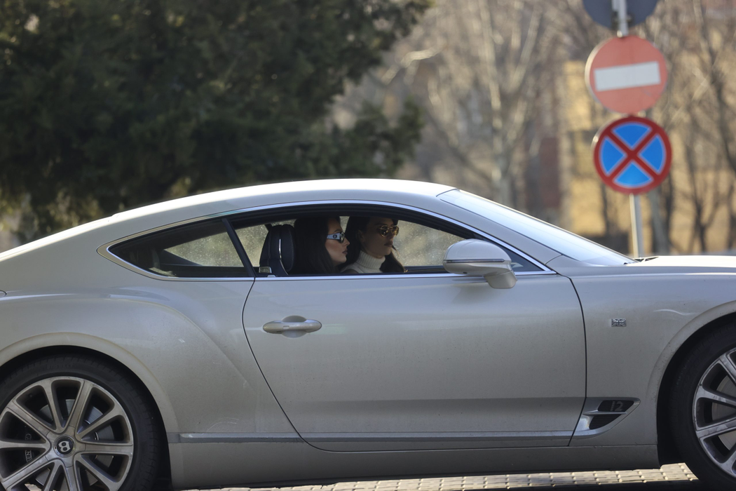 Într-o zi însorită de ianuarie, "Surorile Opticris" și-au făcut timp și pentru Bentley (Foto: CANCAN.RO)