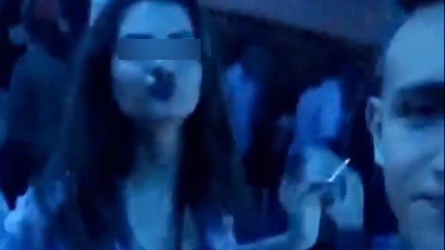 Imagini scandaloase. A băut şi a dansat pe mese, în timp ce tatăl ei e dărâmat în arest!