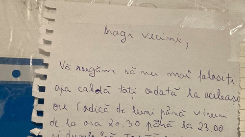 Conversație hilară prin bilețele între locatarii unui bloc din Sectorul 2: „Și noi avem nevoie să ne spălăm”