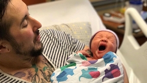 A şocat întreaga lume, iar acum a născut! "Oamenii nu sunt obişnuiţi ca doi bărbaţi să aibă un copil biologic"