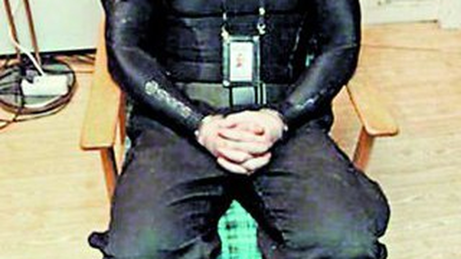 In prima zi de proces, Anders Behring Breivik, "macelarul din Norvegia", a efectuat salutul nazist in fata rudelor victimelor!