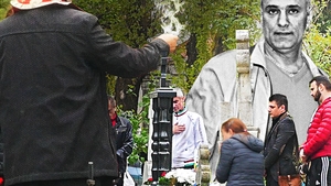 Imagini cutremurătoare la mormântul „Regelui lumii interlope”. Văduva a apărut îndurerată la cimitir și...