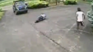 VIDEO Accident stupid: un barbat este daramat de propria masina si calcat de cea a prietenului!