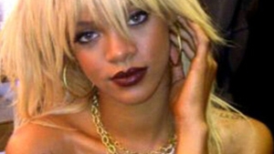 Rihanna, fata cu parul... balai! Cantareata s-a vopsit blonda