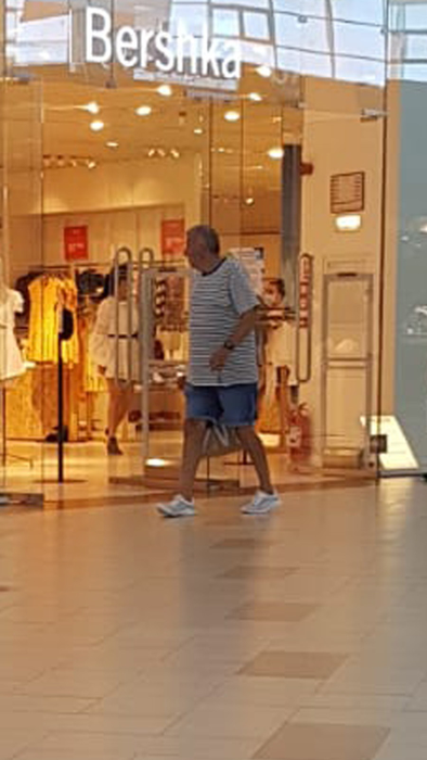 Ilie Năstase, așteptându-și soția în mall, la Constanța