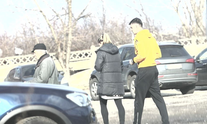 Paznicul parcării îi îndrumă pe cei doi către maşină