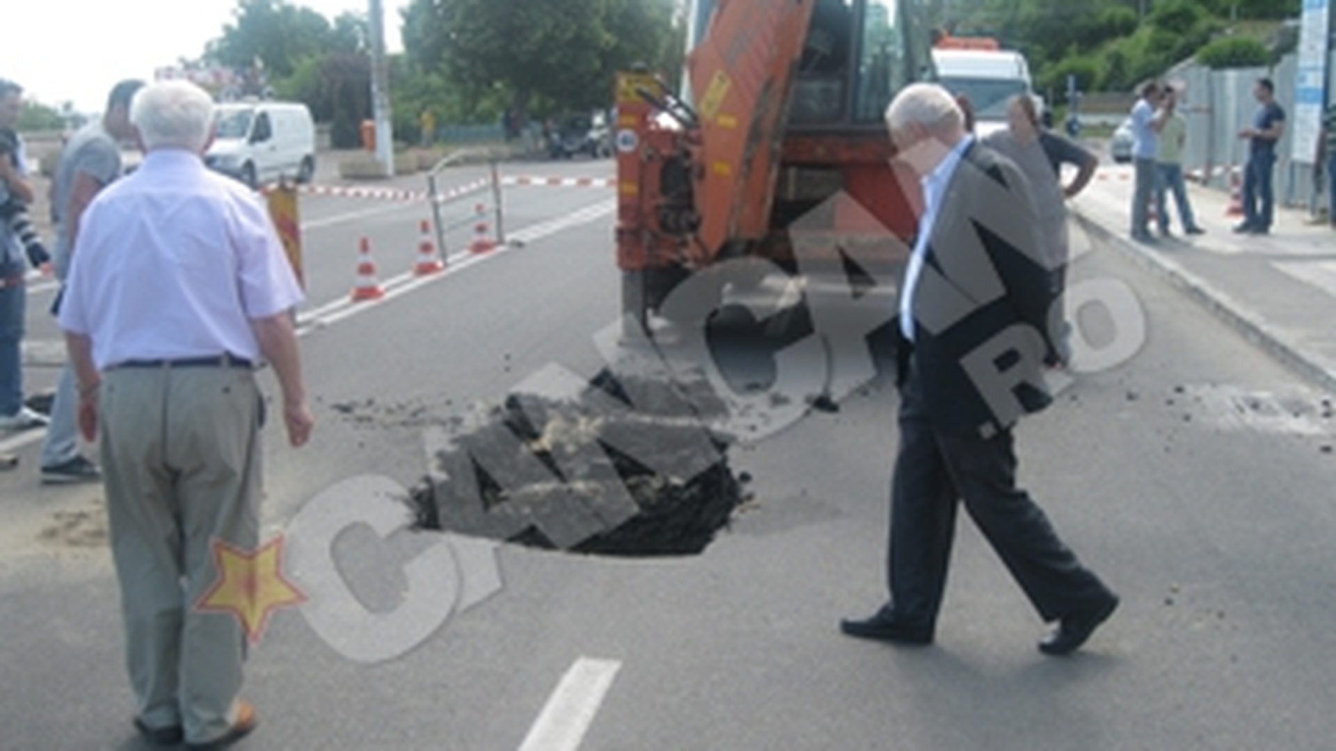 Crater pe sosea, pe Faleza Dunarii la Galati