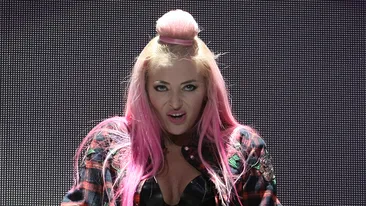 DELIA şi-a făcut din nou de cap! Întâi s-a pozat într-un costum de baie minuscul, apoi s-a lăsat sărutată de un bărbat la concertul SIA!