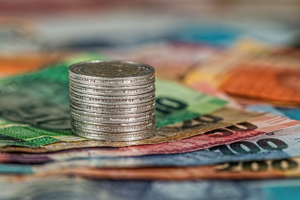 Banii rupți se pot schimba la Banca Națională a României (Foto: Pixabay)