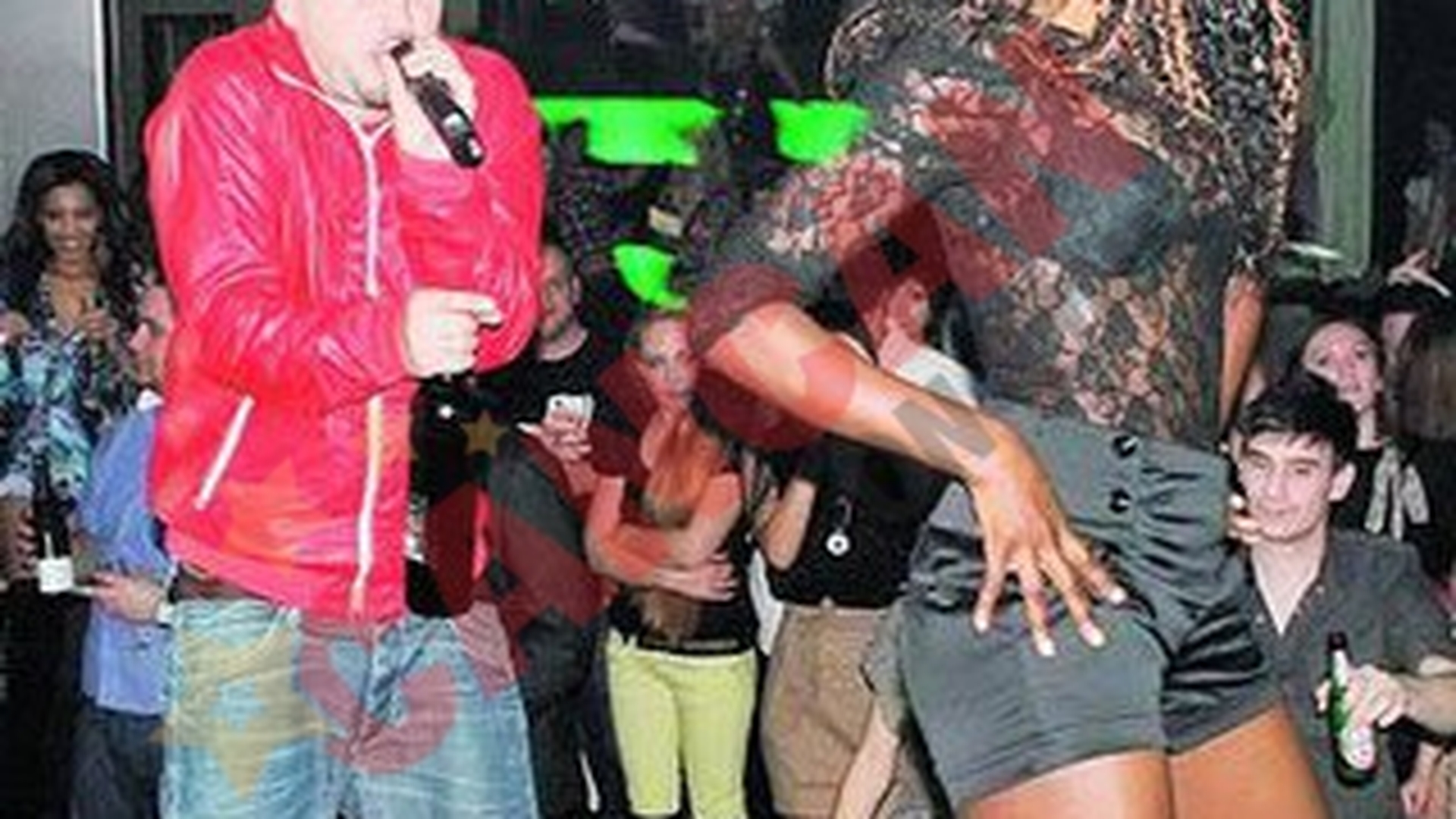 Meniul lui Puya la concert: vin rosu cu negresa la desert