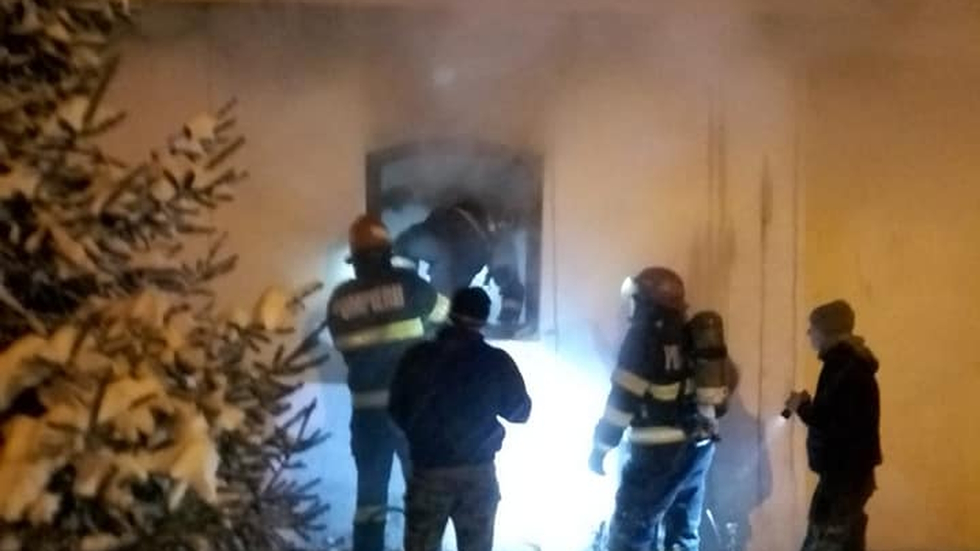 O biserică a izbucnit în flăcări în Botoșani. Incendiul a pornit de la o sobă