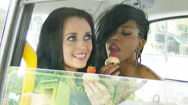 Imagini fierbinti cu Rihanna si Katy Perry! Au inmuiat fructe in ciocolata si frisca, s-au ademenit si s-au hranit reciproc in centrul Londrei!