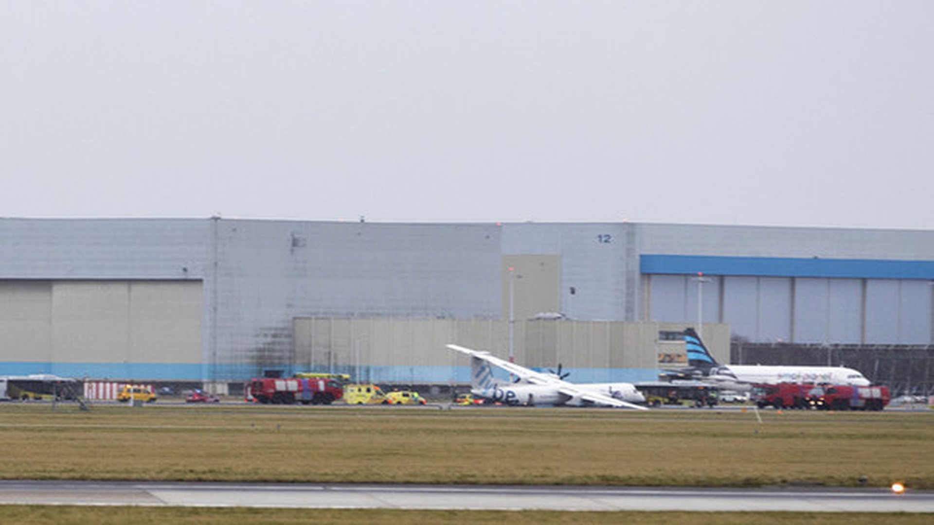 Pasagerii au trecut prin momente terifiante: trenul de aterizare al unui avion a cedat pe aeroportul din Amsterdam