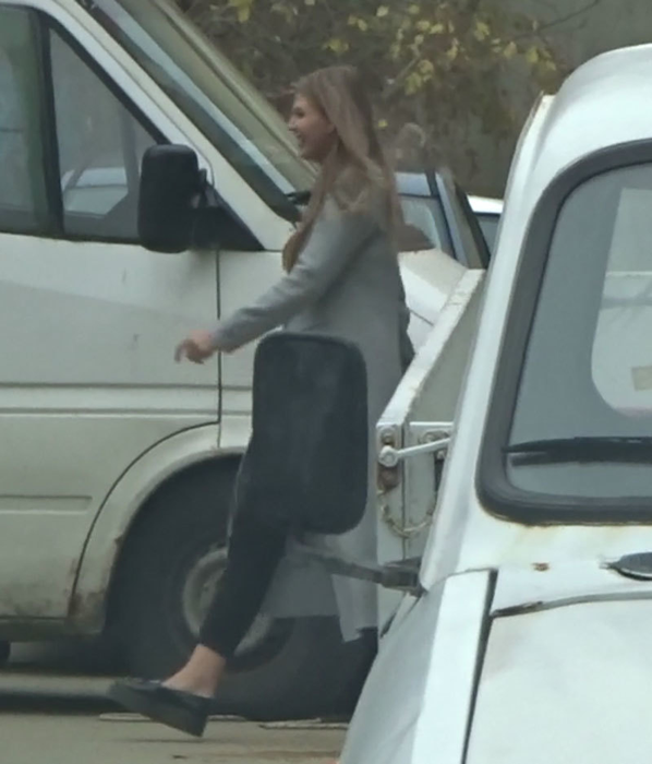 Mădălina iese foarte fericită din imobil