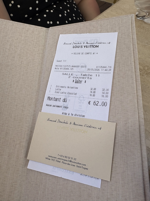 Check in | Experiența mea la Louis Vuitton Café din Saint-Tropez. Cât costă o cafea și o prăjitură în unul dintre cele mai exclusiviste locuri de pe Coasta de Azur
