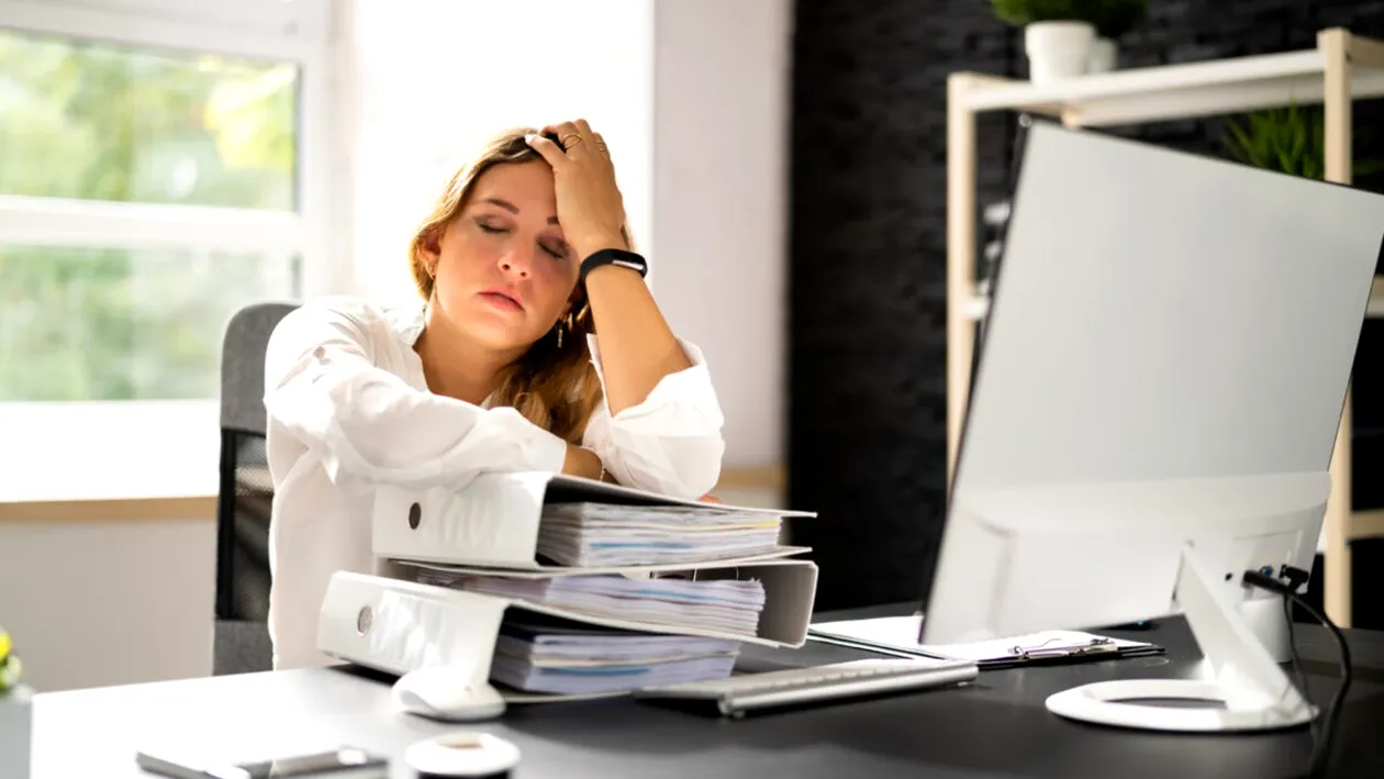 Când poți refuza să mergi la muncă, chiar dacă te cheamă șeful. Legea pe care nu o știi