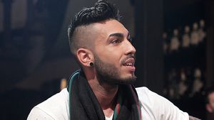 Detaliul inedit dintr-o fotografie cu Alex Velea! Chiar si artistul se intreaba ce s-a intamplat cu aceasta tanara
