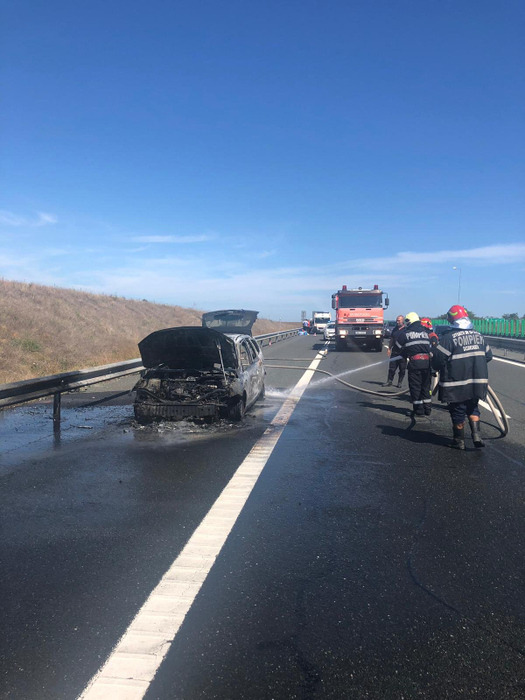 O mașină a luat foc pe Autostrada Soarelui. Pompierii au intervenit de urgență