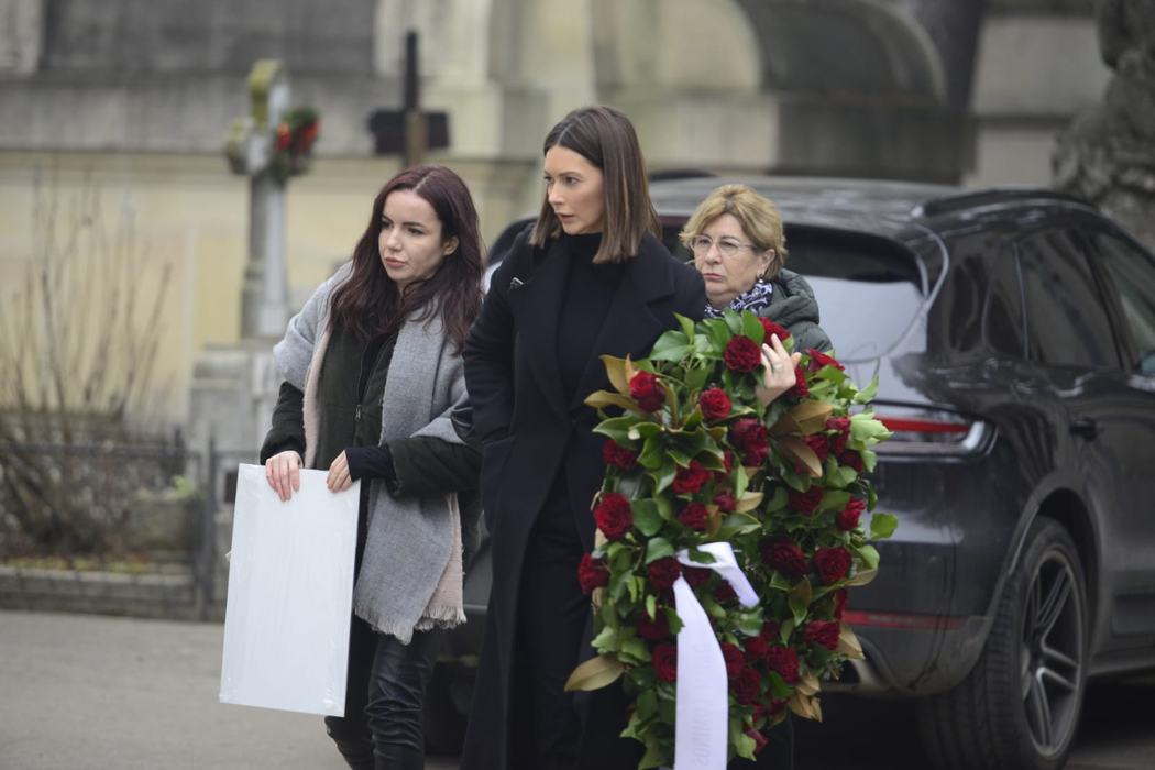 Primele imagini cu familia îndurerată a Cristinei Țopescu. Sicriul cu trupul neînsuflețit al jurnalistei, depus la capela Cimitirului Bellu