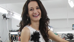 Delia, reprezentanta noastra la Miss Universe, a gafat pe scena? Uita-te cu atentie la picioarele si la bikinii ei!